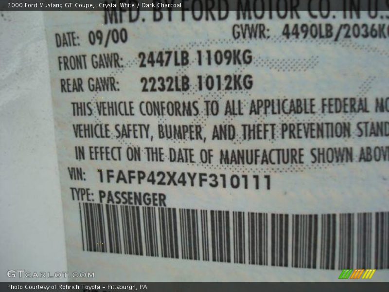 Crystal White / Dark Charcoal 2000 Ford Mustang GT Coupe