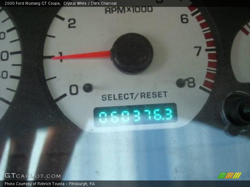 Crystal White / Dark Charcoal 2000 Ford Mustang GT Coupe