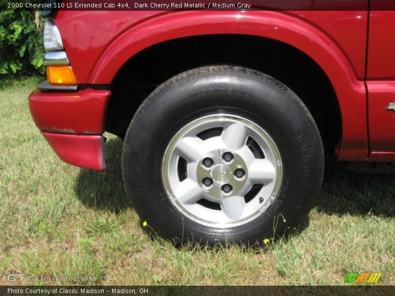 Dark Cherry Red Metallic / Medium Gray 2000 Chevrolet S10 LS Extended Cab 4x4