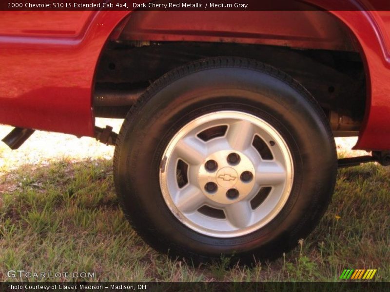 Dark Cherry Red Metallic / Medium Gray 2000 Chevrolet S10 LS Extended Cab 4x4