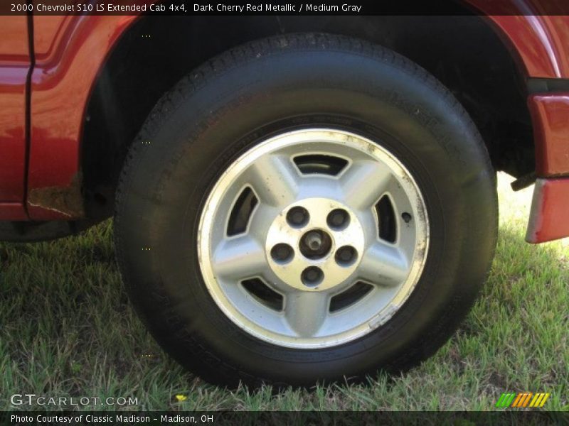 Dark Cherry Red Metallic / Medium Gray 2000 Chevrolet S10 LS Extended Cab 4x4