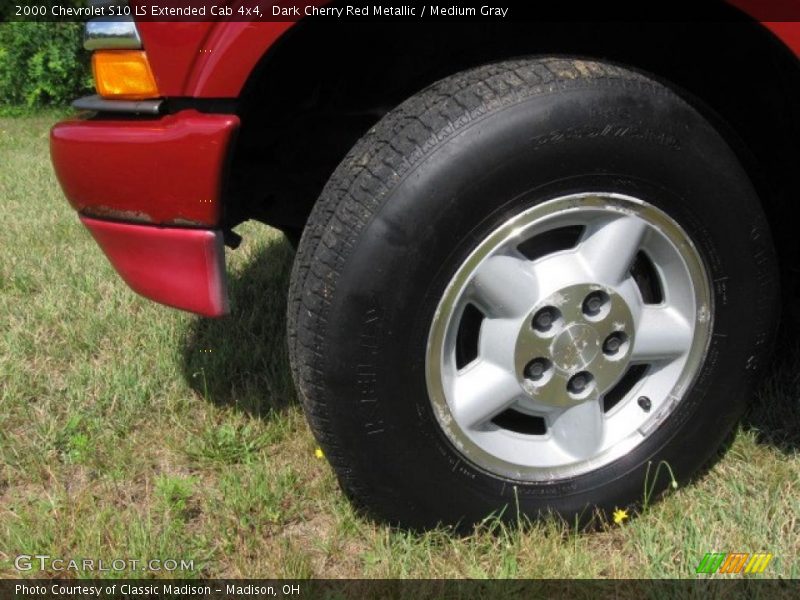Dark Cherry Red Metallic / Medium Gray 2000 Chevrolet S10 LS Extended Cab 4x4