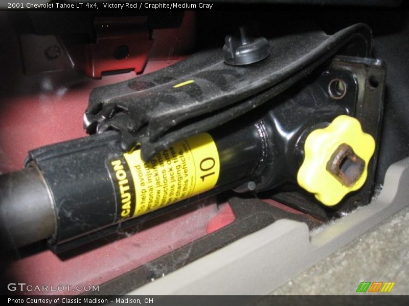 Victory Red / Graphite/Medium Gray 2001 Chevrolet Tahoe LT 4x4
