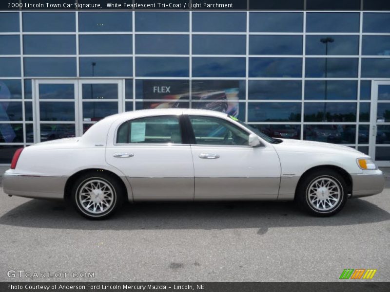White Pearlescent Tri-Coat / Light Parchment 2000 Lincoln Town Car Signature
