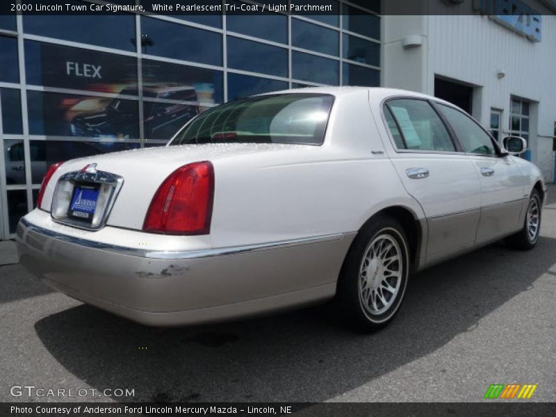 White Pearlescent Tri-Coat / Light Parchment 2000 Lincoln Town Car Signature