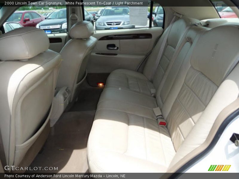 White Pearlescent Tri-Coat / Light Parchment 2000 Lincoln Town Car Signature