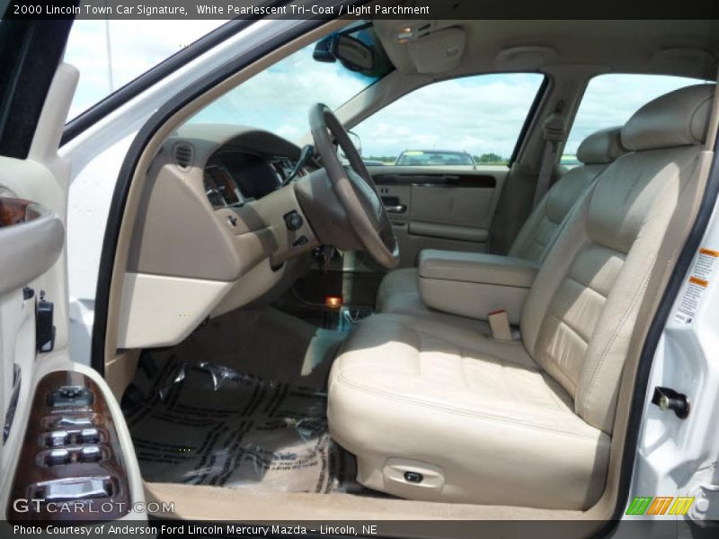 White Pearlescent Tri-Coat / Light Parchment 2000 Lincoln Town Car Signature