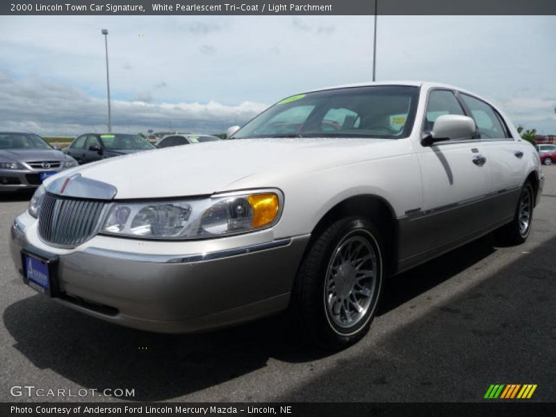 White Pearlescent Tri-Coat / Light Parchment 2000 Lincoln Town Car Signature