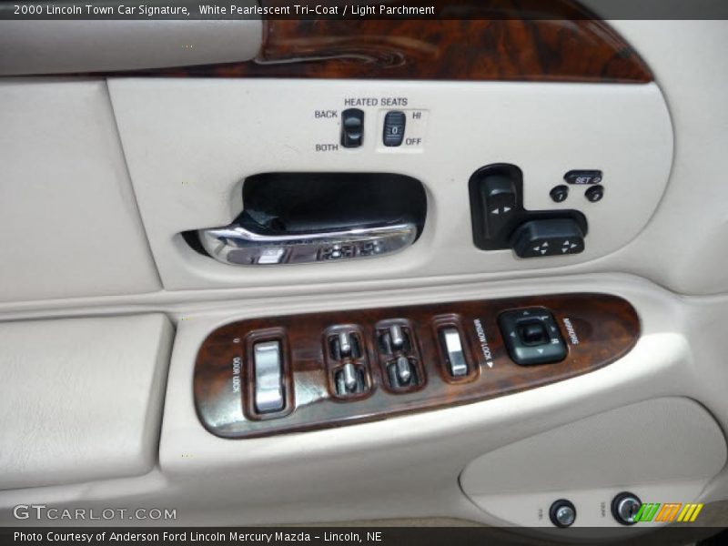 White Pearlescent Tri-Coat / Light Parchment 2000 Lincoln Town Car Signature