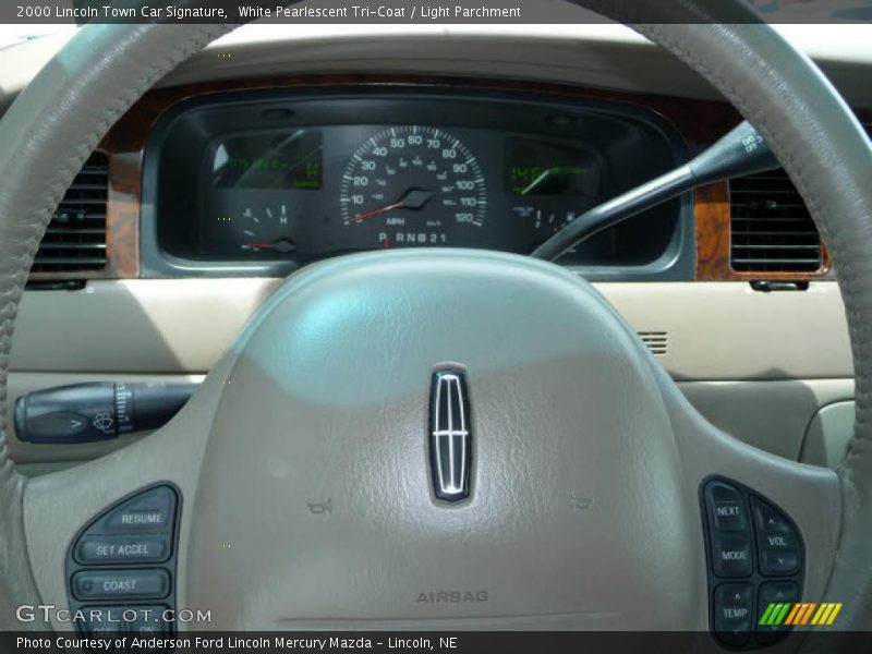 White Pearlescent Tri-Coat / Light Parchment 2000 Lincoln Town Car Signature
