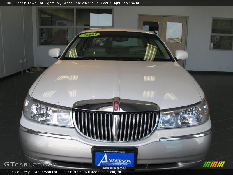 White Pearlescent Tri-Coat / Light Parchment 2000 Lincoln Town Car Signature