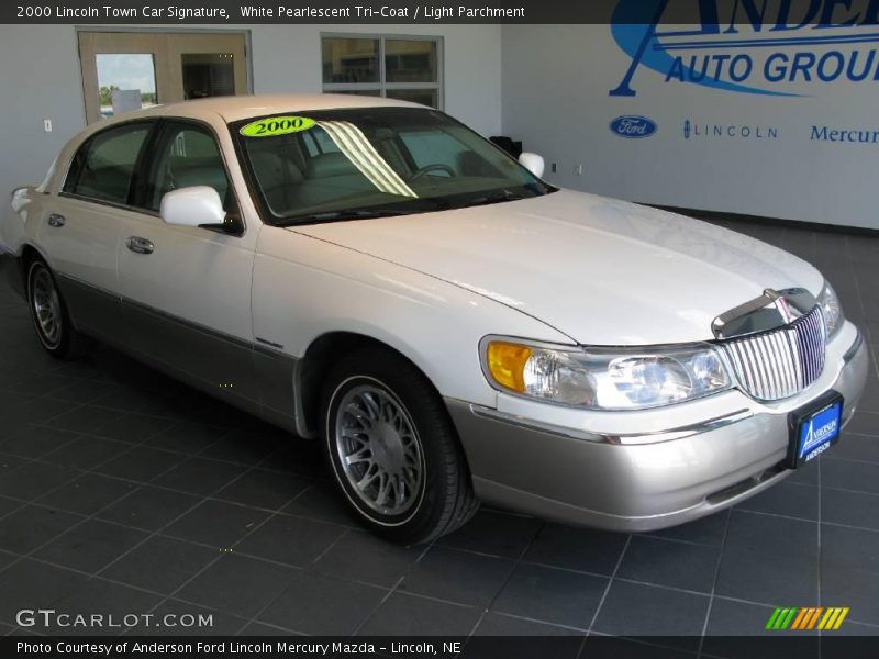 White Pearlescent Tri-Coat / Light Parchment 2000 Lincoln Town Car Signature