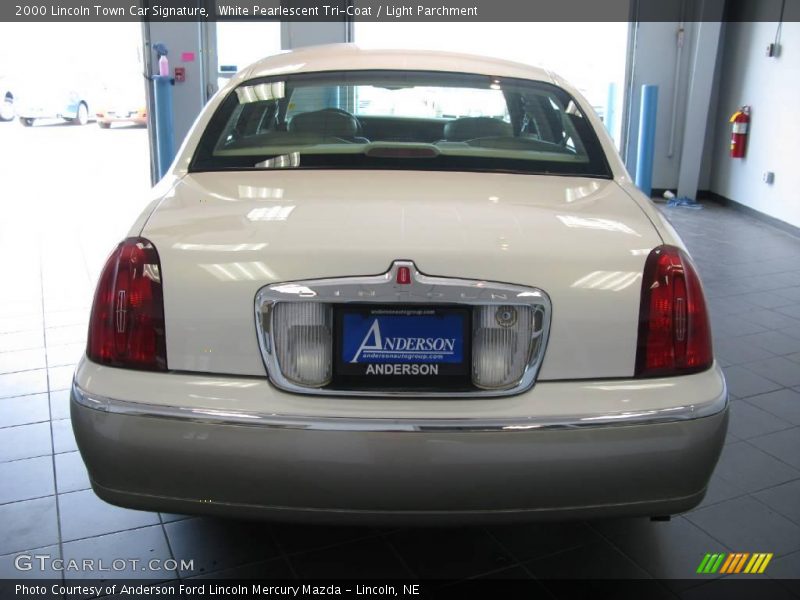 White Pearlescent Tri-Coat / Light Parchment 2000 Lincoln Town Car Signature