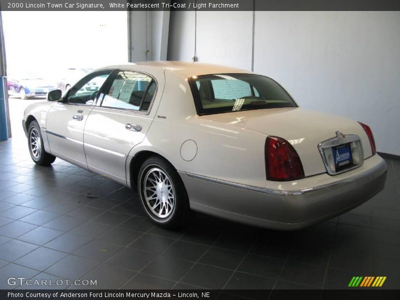 White Pearlescent Tri-Coat / Light Parchment 2000 Lincoln Town Car Signature