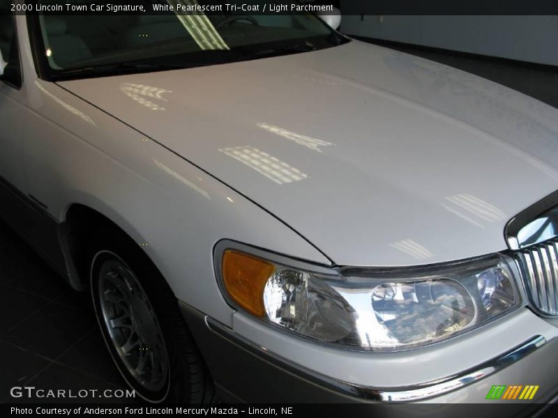 White Pearlescent Tri-Coat / Light Parchment 2000 Lincoln Town Car Signature