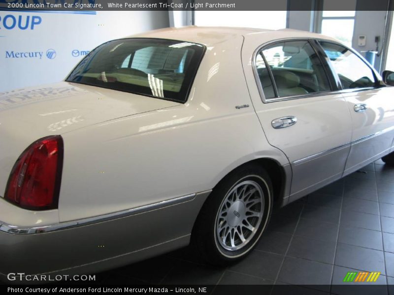 White Pearlescent Tri-Coat / Light Parchment 2000 Lincoln Town Car Signature
