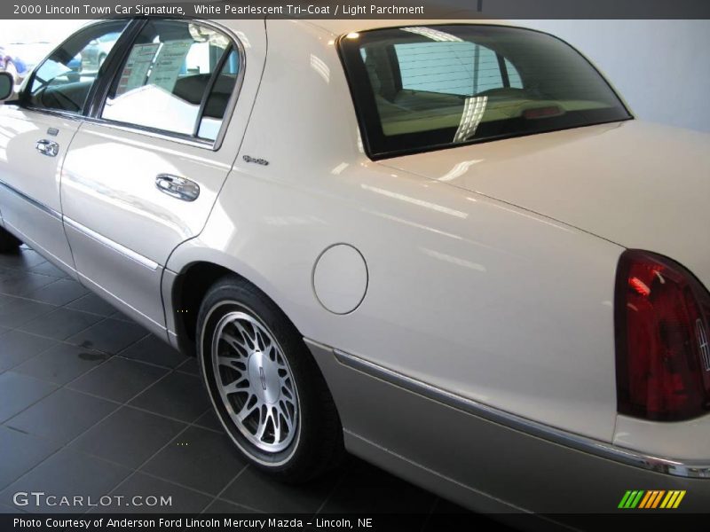 White Pearlescent Tri-Coat / Light Parchment 2000 Lincoln Town Car Signature