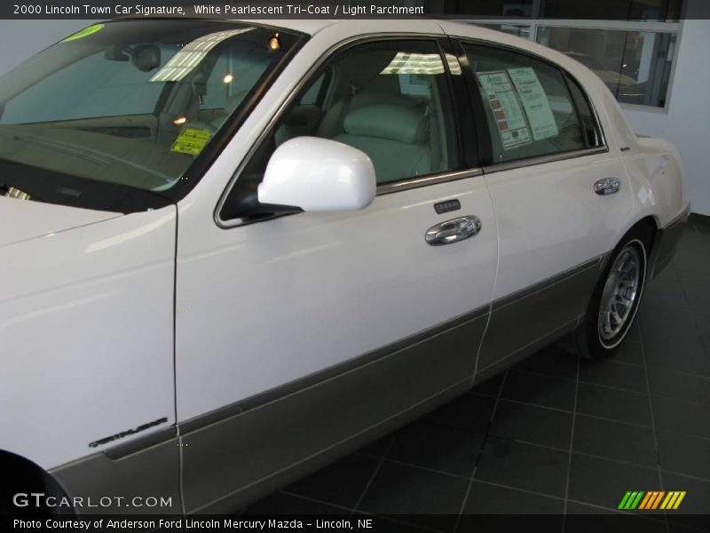 White Pearlescent Tri-Coat / Light Parchment 2000 Lincoln Town Car Signature