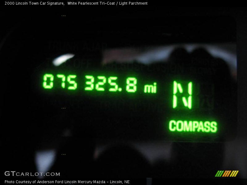 White Pearlescent Tri-Coat / Light Parchment 2000 Lincoln Town Car Signature