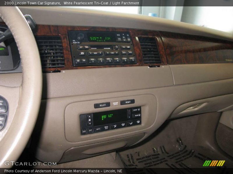 White Pearlescent Tri-Coat / Light Parchment 2000 Lincoln Town Car Signature