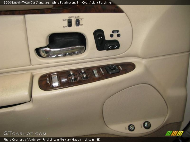 White Pearlescent Tri-Coat / Light Parchment 2000 Lincoln Town Car Signature