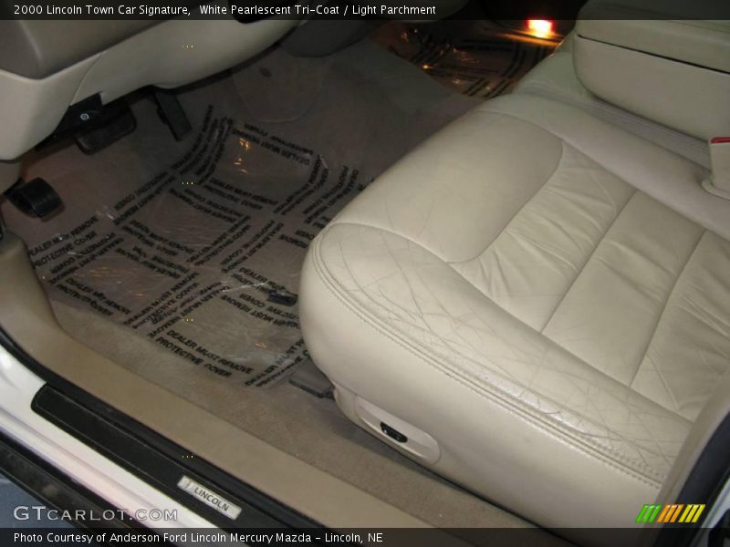 White Pearlescent Tri-Coat / Light Parchment 2000 Lincoln Town Car Signature