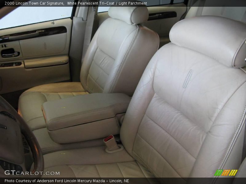 White Pearlescent Tri-Coat / Light Parchment 2000 Lincoln Town Car Signature