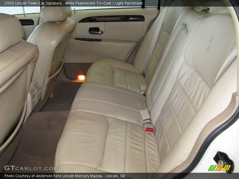 White Pearlescent Tri-Coat / Light Parchment 2000 Lincoln Town Car Signature