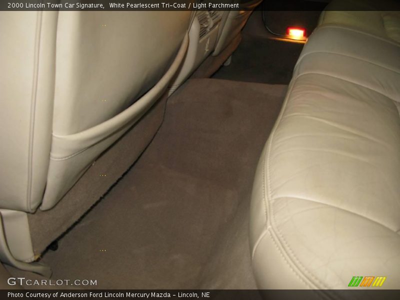 White Pearlescent Tri-Coat / Light Parchment 2000 Lincoln Town Car Signature