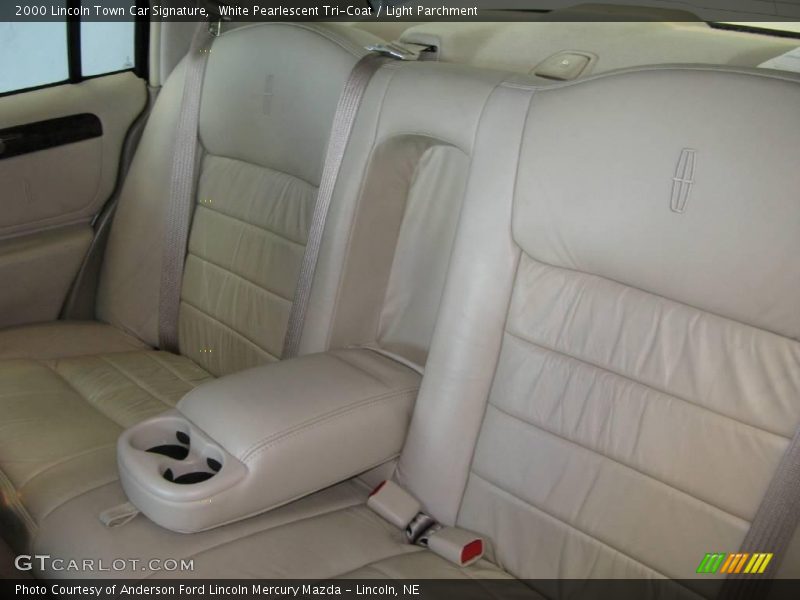 White Pearlescent Tri-Coat / Light Parchment 2000 Lincoln Town Car Signature