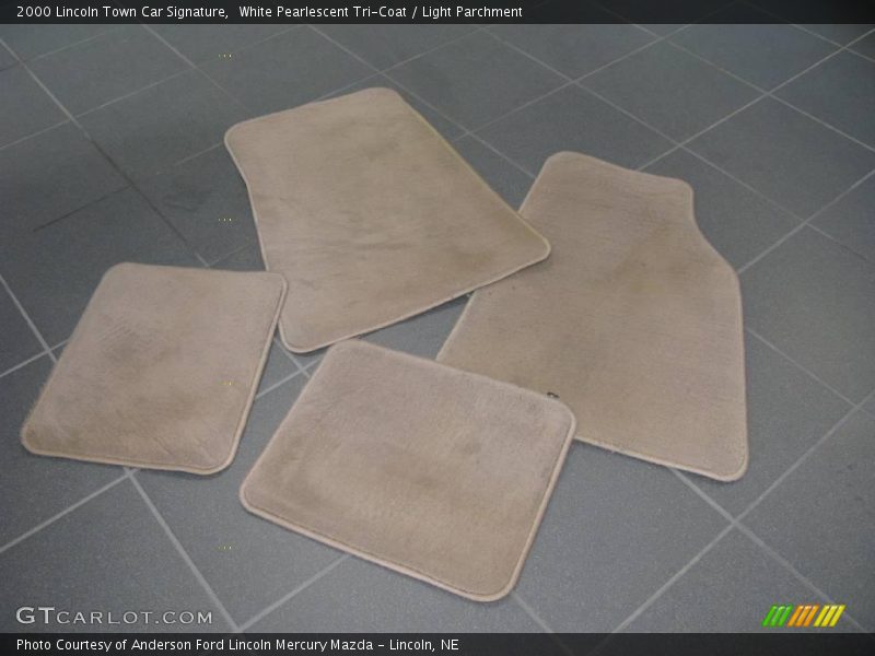 White Pearlescent Tri-Coat / Light Parchment 2000 Lincoln Town Car Signature