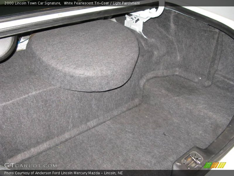 White Pearlescent Tri-Coat / Light Parchment 2000 Lincoln Town Car Signature