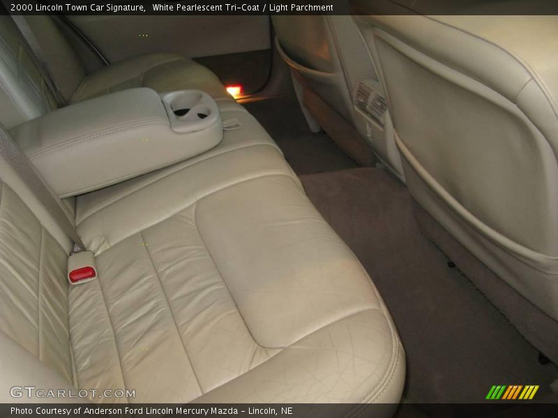 White Pearlescent Tri-Coat / Light Parchment 2000 Lincoln Town Car Signature