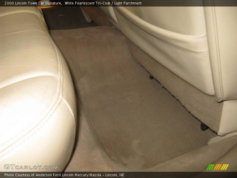 White Pearlescent Tri-Coat / Light Parchment 2000 Lincoln Town Car Signature