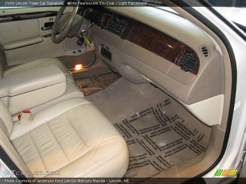 White Pearlescent Tri-Coat / Light Parchment 2000 Lincoln Town Car Signature