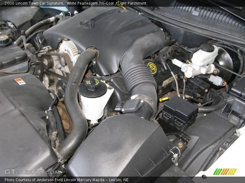 White Pearlescent Tri-Coat / Light Parchment 2000 Lincoln Town Car Signature