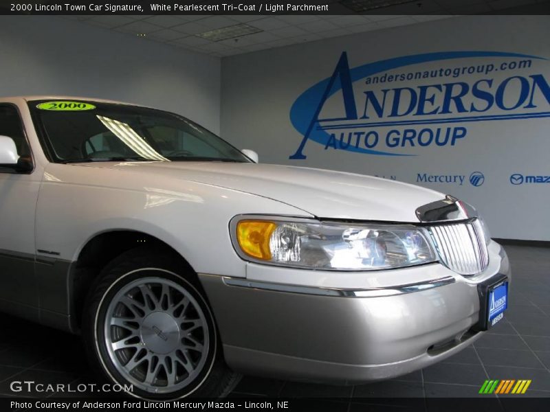 White Pearlescent Tri-Coat / Light Parchment 2000 Lincoln Town Car Signature
