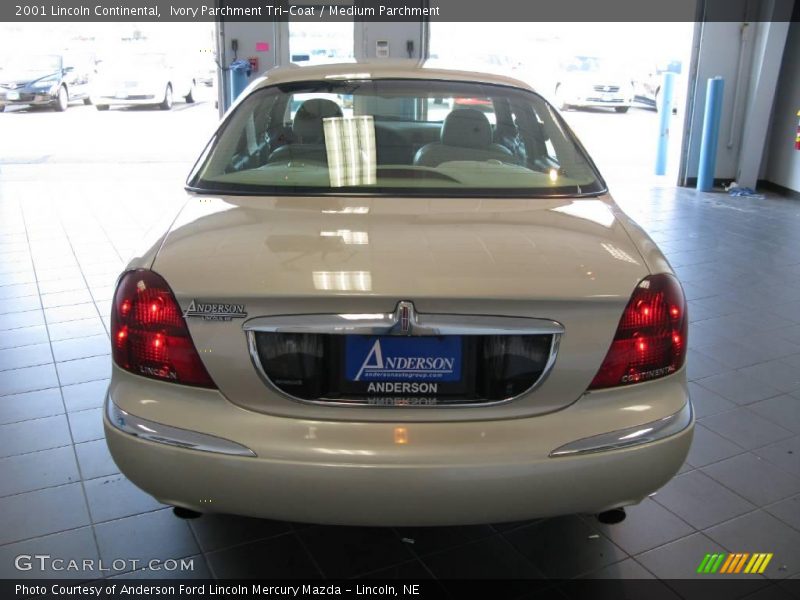 Ivory Parchment Tri-Coat / Medium Parchment 2001 Lincoln Continental