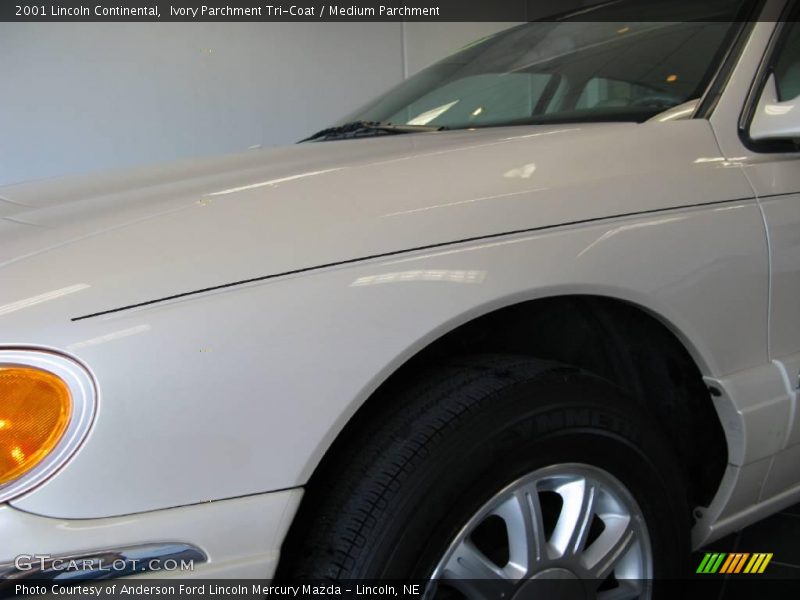 Ivory Parchment Tri-Coat / Medium Parchment 2001 Lincoln Continental