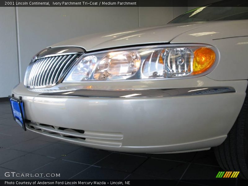 Ivory Parchment Tri-Coat / Medium Parchment 2001 Lincoln Continental