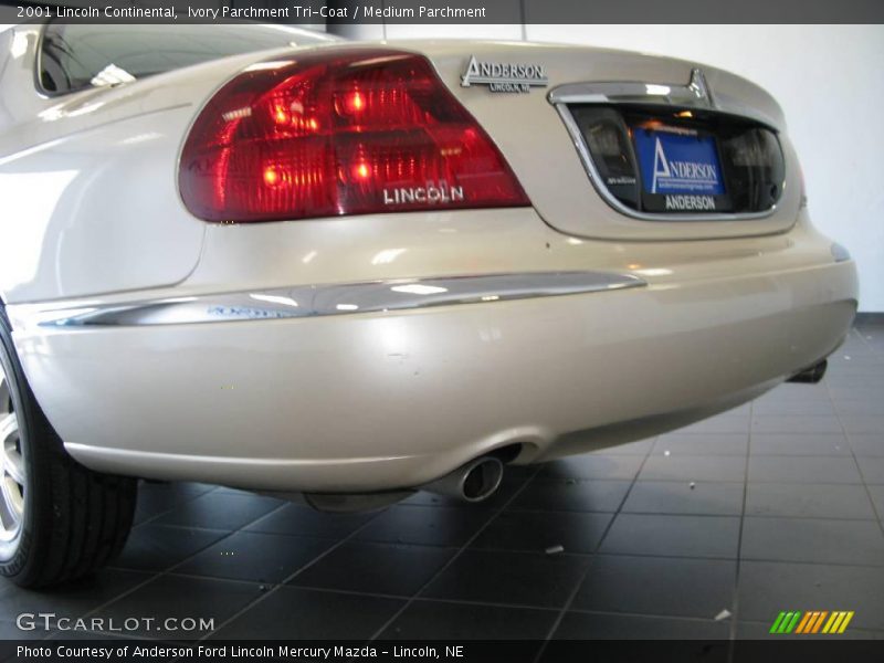 Ivory Parchment Tri-Coat / Medium Parchment 2001 Lincoln Continental