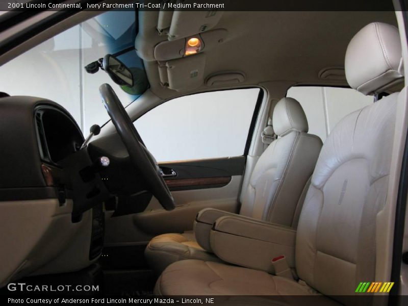 Ivory Parchment Tri-Coat / Medium Parchment 2001 Lincoln Continental