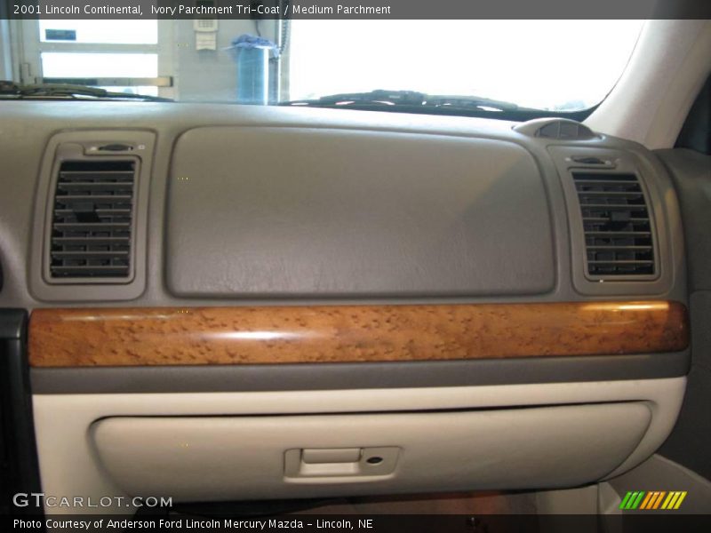 Ivory Parchment Tri-Coat / Medium Parchment 2001 Lincoln Continental