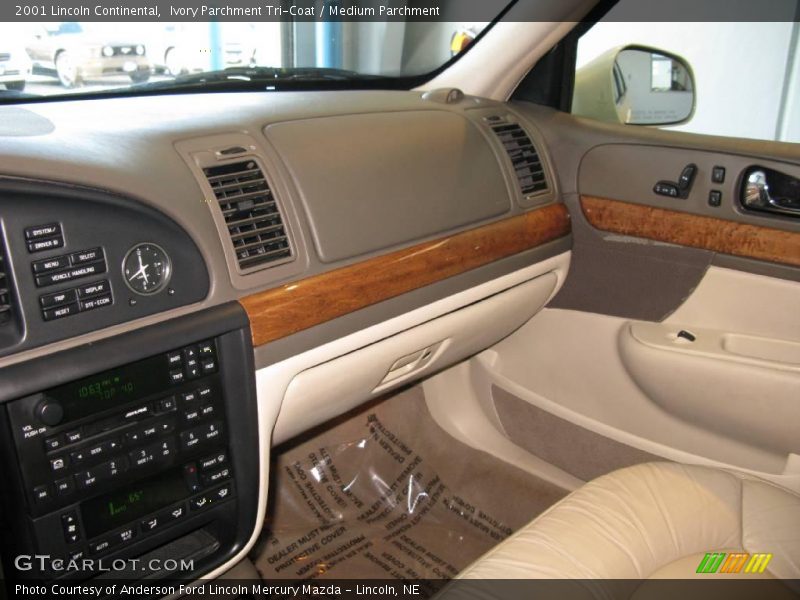 Ivory Parchment Tri-Coat / Medium Parchment 2001 Lincoln Continental