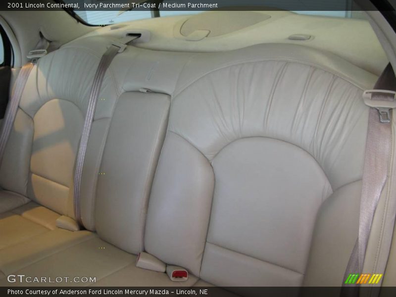 Ivory Parchment Tri-Coat / Medium Parchment 2001 Lincoln Continental