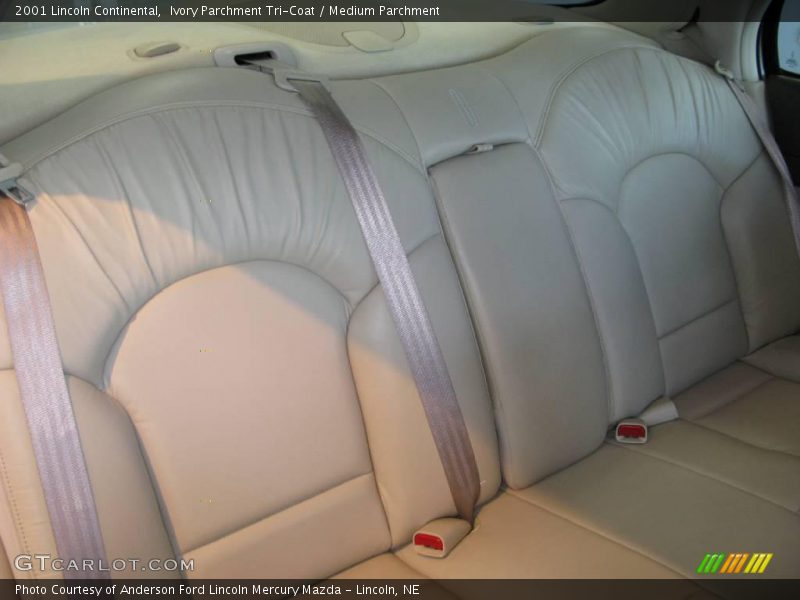 Ivory Parchment Tri-Coat / Medium Parchment 2001 Lincoln Continental