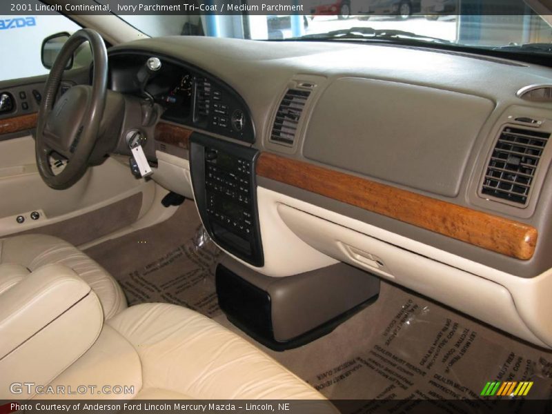 Ivory Parchment Tri-Coat / Medium Parchment 2001 Lincoln Continental