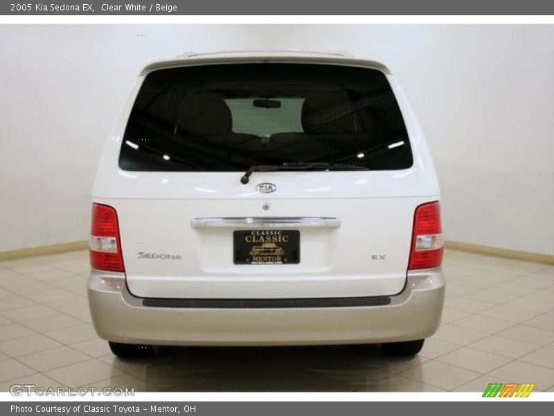 Clear White / Beige 2005 Kia Sedona EX