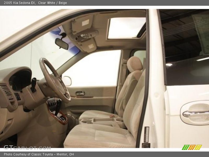 Clear White / Beige 2005 Kia Sedona EX
