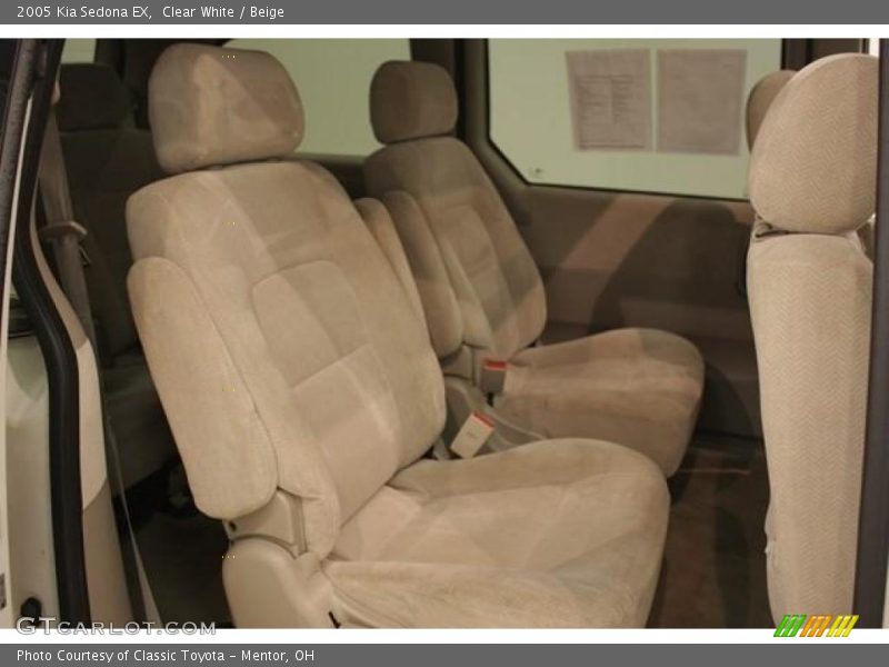 Clear White / Beige 2005 Kia Sedona EX